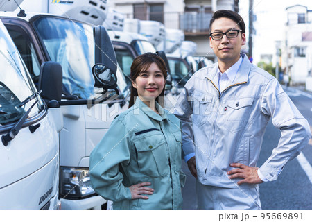 トラックドライバーの男女 95669891
