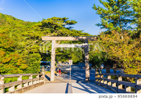 伊勢神宮内宮　朝日に照らされる宇治橋鳥居 95669894