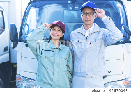 トラックドライバーの男女 95670043