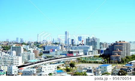 【横浜市】丘陵地から横浜駅方面を望む 95670054