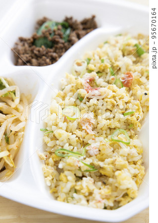 美味しい蟹チャーハン弁当 95670164