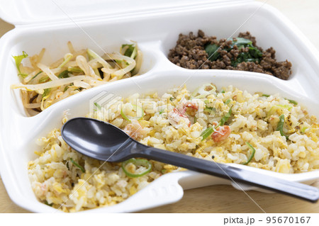 美味しいカニ炒飯弁当 美味しいカニ炒飯弁当 95670167