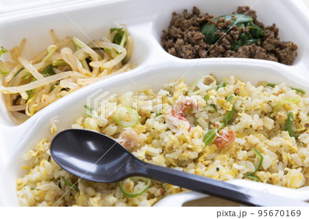 美味しいカニ炒飯弁当 美味しいカニ炒飯弁当 95670169