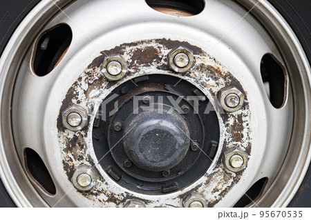 トラックのタイヤホイール　運行前点検 95670535