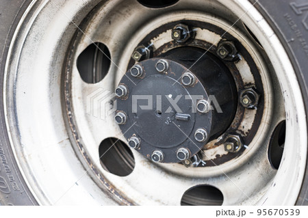 トラックのタイヤホイール 運行前点検 トラックのタイヤホイール 運行前点検 95670539