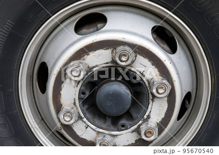 トラックのタイヤホイール 運行前点検 トラックのタイヤホイール 運行前点検 95670540