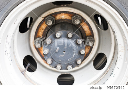 トラックのタイヤホイール 運行前点検 トラックのタイヤホイール 運行前点検 95670542