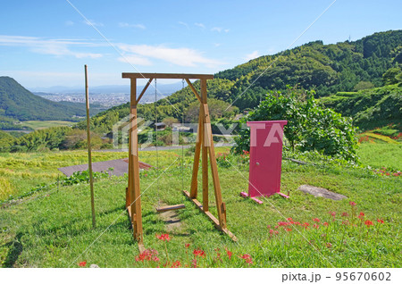 福岡県苅田町の山里等覚寺にあるブランコとどこでもドア 95670602