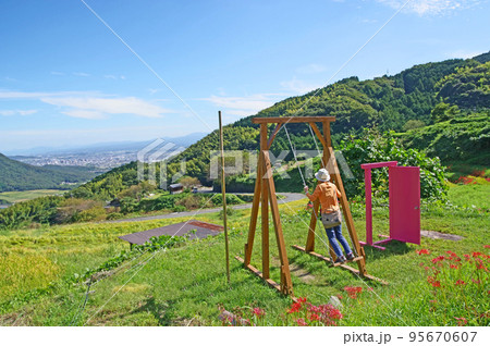 福岡県苅田町の里山等覚寺にあるブランコとどこでもドア 95670607