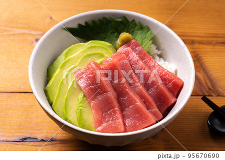 アボカドまぐろ丼 アボカドまぐろ丼 95670690