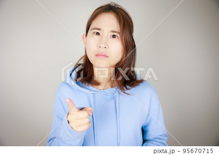 怒った顔の女性 怒った顔の女性 95670715