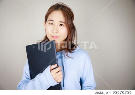 ファイルバインダーを持つ女性 95670759