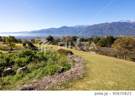安曇野　クラフトパークから見る北アルプスの展望 95670825