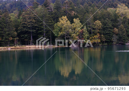 紅葉のオンネトー 95671293