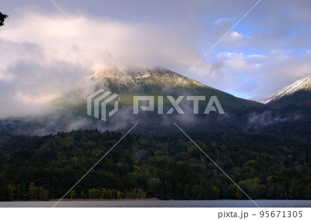 紅葉のオンネトー 紅葉のオンネトー 95671305