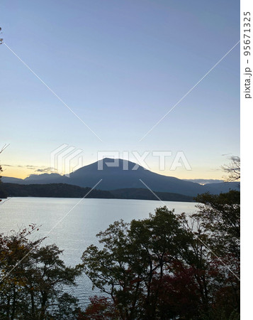 【長野県信濃町】11月の野尻湖 夕景 【長野県信濃町】11月の野尻湖 夕景 95671325