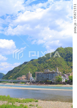 長良川温泉と金華山、岐阜城の風景 長良川温泉と金華山、岐阜城の風景 95671551