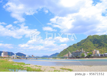 長良川温泉と金華山、岐阜城の風景 長良川温泉と金華山、岐阜城の風景 95671552