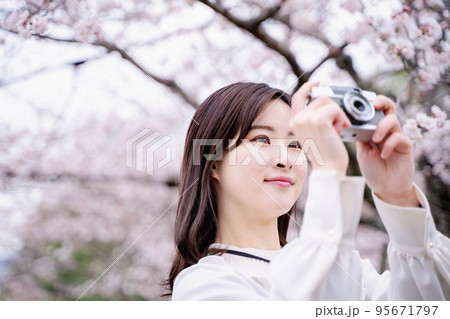 桜と若い女性 桜と若い女性 95671797