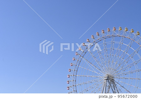 観覧車と晴天の空模様 観覧車と晴天の空模様 95672000