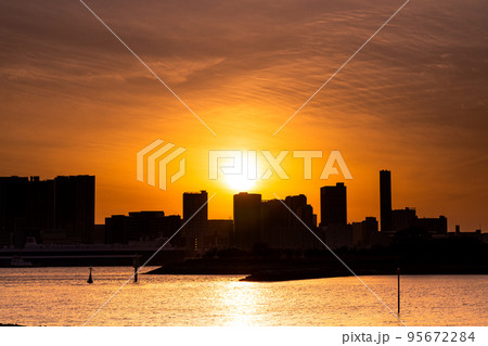 夕暮れの街のシルエット 95672284
