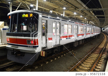 駅で出発を待つ奥沢表示の東急目黒線の3000系 駅で出発を待つ奥沢表示の東急目黒線の3000系 95672338