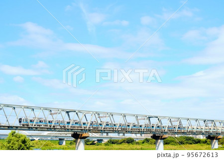 【厚木市】大きな橋を渡る列車 95672613