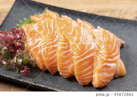 美味しいノルウェーサーモンの刺身 95672662