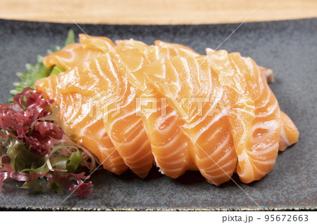 美味しいノルウェーサーモンの刺身 美味しいノルウェーサーモンの刺身 95672663