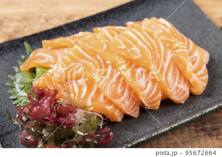 美味しいノルウェーサーモンの刺身 美味しいノルウェーサーモンの刺身 95672664
