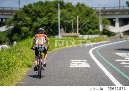 ロードバイクで手賀沼サイクリングロードを走る 95672871