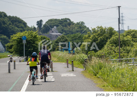 親子で字電車乗りが微笑ましい（初夏の手賀沼サイクリングロード） 95672872