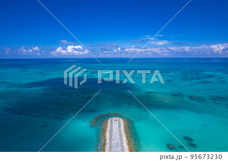 【沖縄・空撮写真・絶景】ドローンで上空からオクマビーチ、辺土名海岸、桃原ビーチの青い海を撮影 ⑱ 【沖縄・空撮写真・絶景】ドローンで上空からオクマビーチ、辺土名海岸、桃原ビーチの青い海を撮影 ⑱ 95673230