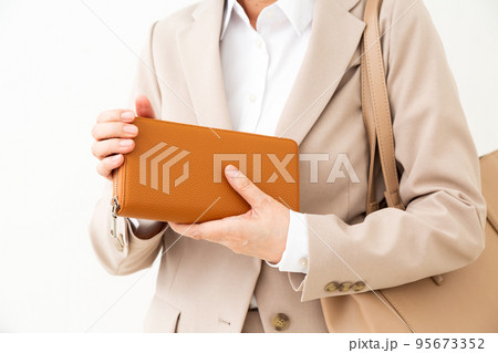 財布を持つミドル女性のビジネスウーマン 95673352