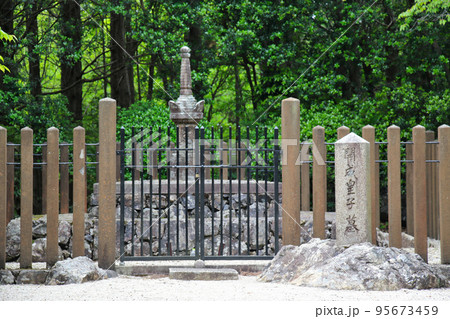 摂津国勝尾寺の開基、開成皇子の墓 95673459