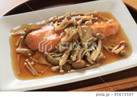 秋の味覚。秋鮭のきのこあんかけ 秋の味覚。秋鮭のきのこあんかけ 95673507