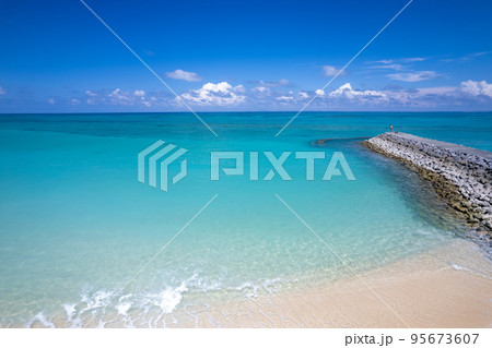 【沖縄・絶景】オクマビーチ、辺土名海岸、桃原ビーチと見渡す限りの青い海を撮影② 95673607