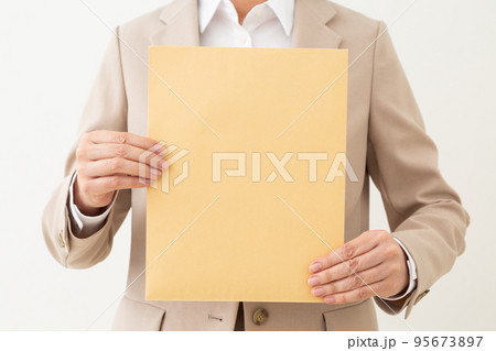 書類の入った封筒を持つミドル女性のビジネスウーマン 95673897