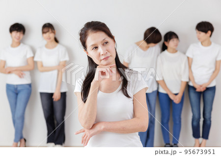 世代別　女性の悩み 95673951