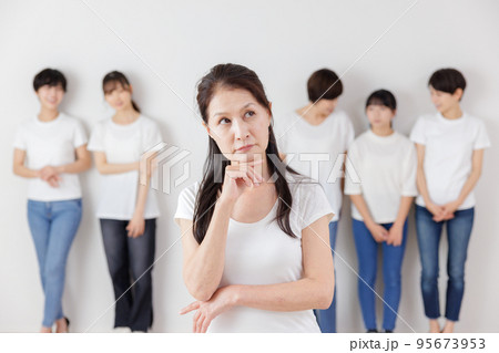 世代別　女性の悩み 95673953