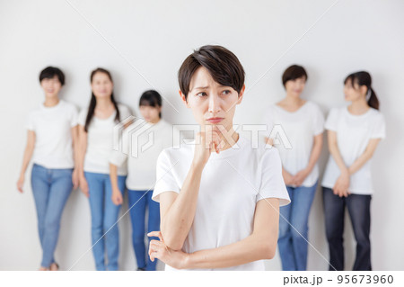 世代別　女性の悩み 95673960