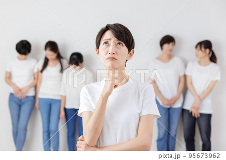 世代別　女性の悩み 95673962