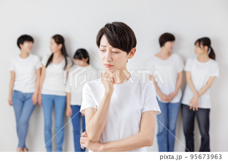 世代別　女性の悩み 95673963