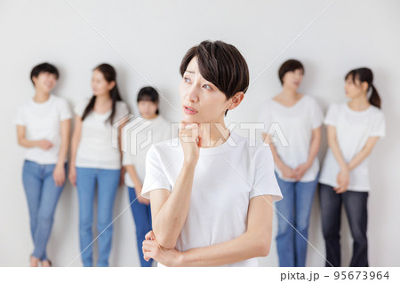 世代別　女性の悩み 95673964