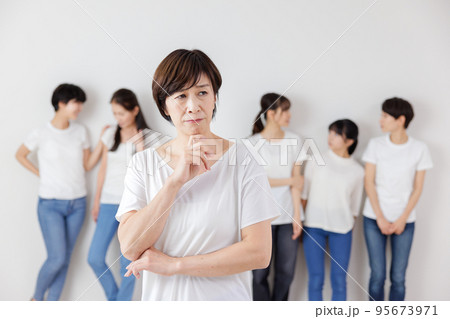 世代別　女性の悩み 95673971