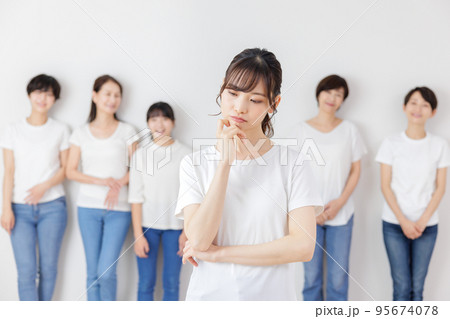 世代別　女性の悩み 95674078