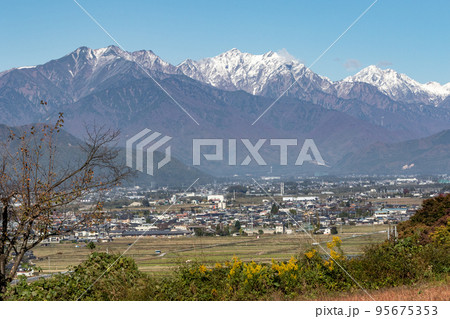 安曇野　北アルプス展望のみちから見る後立山連山 95675353