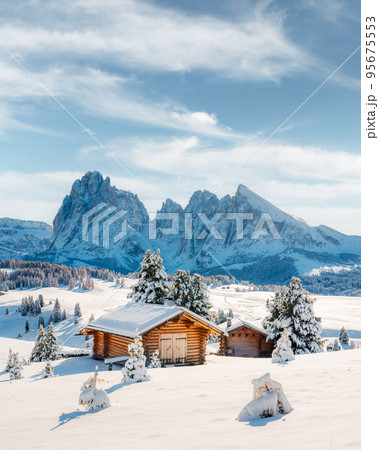Picturesque landscape with small wooden house on meadow Alpe di Siusi Picturesque landscape with small wooden house on meadow Alpe di Siusi 95675553