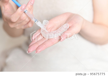 ホームホワイトニングのマウスピースにジェルを塗るイメージ ホームホワイトニングのマウスピースにジェルを塗るイメージ 95675775