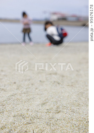 長崎ガラスの砂浜　シーグラスビーチ　大村湾　森園公園 95676178